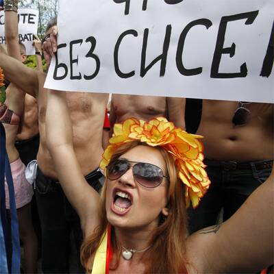 Männer helfen Frauen bei Nackt-Protest