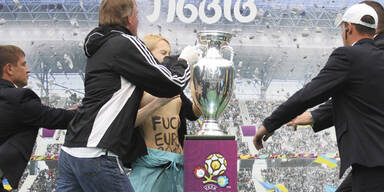 Wieder Nackt-Attacke auf EM-Pokal