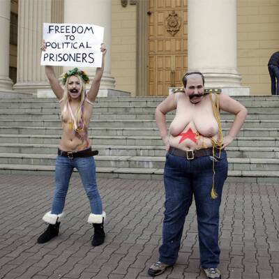 Mit Schnauz und Busen für Politgefangene