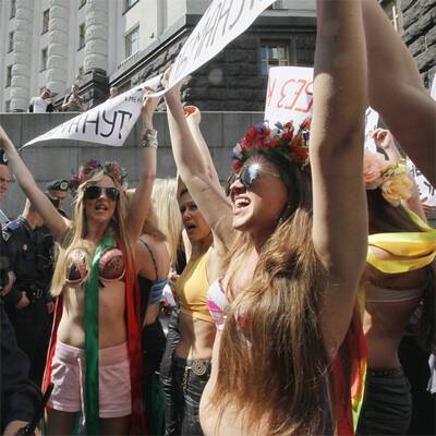 Männer helfen Frauen bei Nackt-Protest