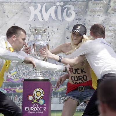 Nackte wollten EURO-Pokal klauen