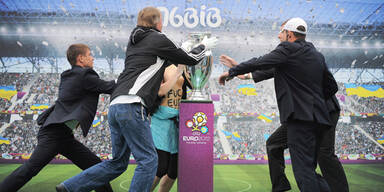 Wieder Nackt-Attacke auf EM-Pokal