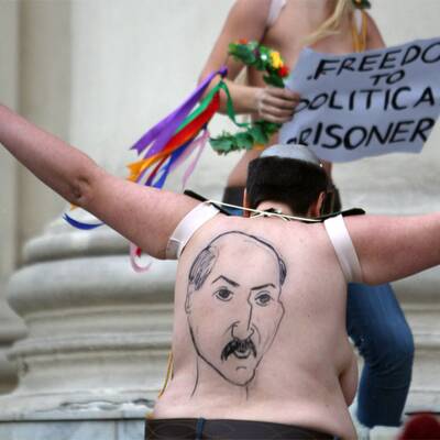 Mit Schnauz und Busen für Politgefangene