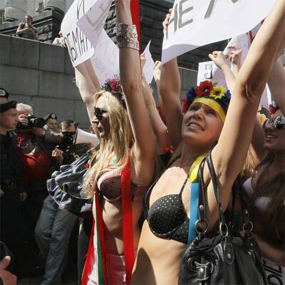 Männer helfen Frauen bei Nackt-Protest