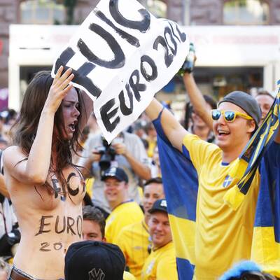 Nackt-Protest vor Ukraine-Spiel