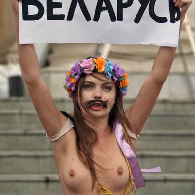 Mit Schnauz und Busen für Politgefangene