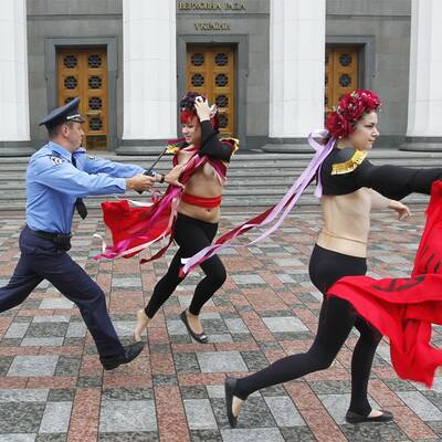 Blanke Busen gegen Pensionsreform