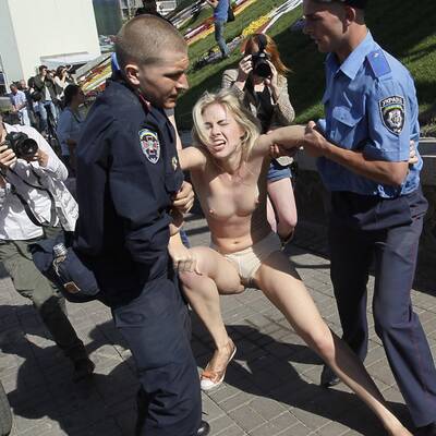 Barbusige protestiert gegen EURO