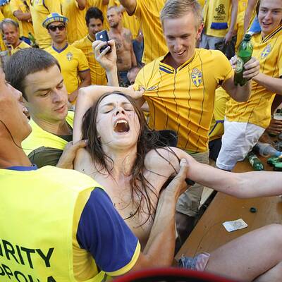 Nackt-Protest vor Ukraine-Spiel