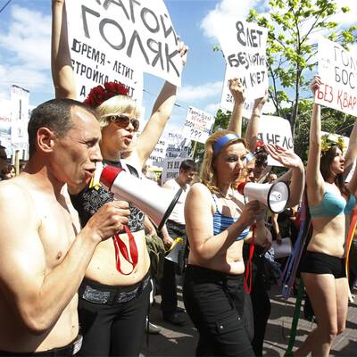 Männer helfen Frauen bei Nackt-Protest