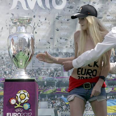 Nackte wollten EURO-Pokal klauen