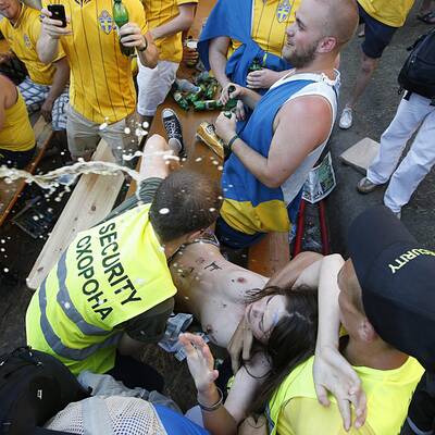 Nackt-Protest vor Ukraine-Spiel
