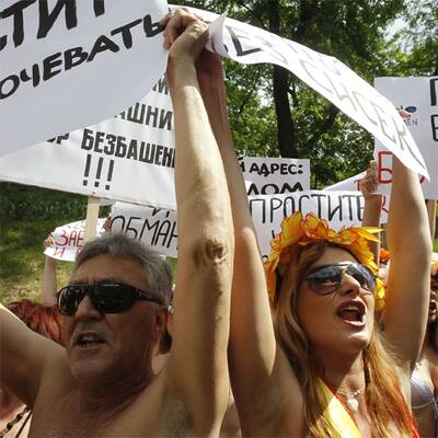 Männer helfen Frauen bei Nackt-Protest
