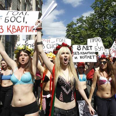 Männer helfen Frauen bei Nackt-Protest