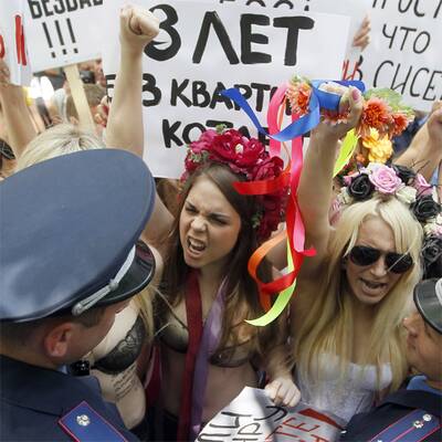 Männer helfen Frauen bei Nackt-Protest