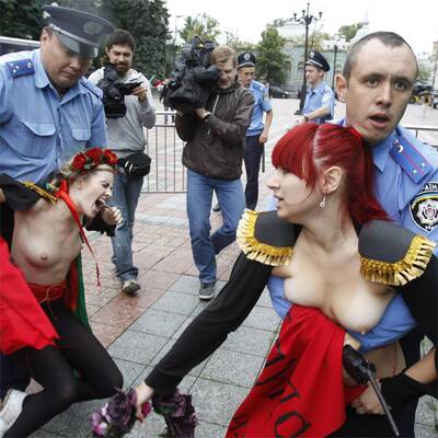 Blanke Busen gegen Pensionsreform