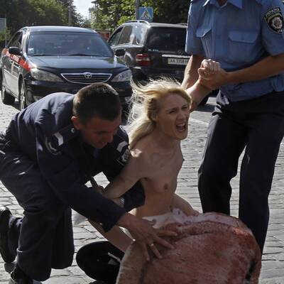 Barbusige protestiert gegen EURO