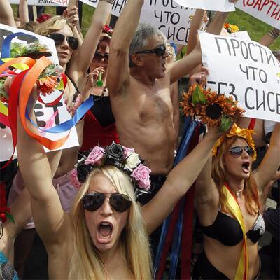 Männer helfen Frauen bei Nackt-Protest