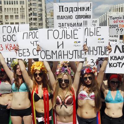 Männer helfen Frauen bei Nackt-Protest