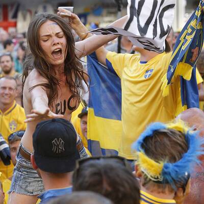 Nackt-Protest vor Ukraine-Spiel