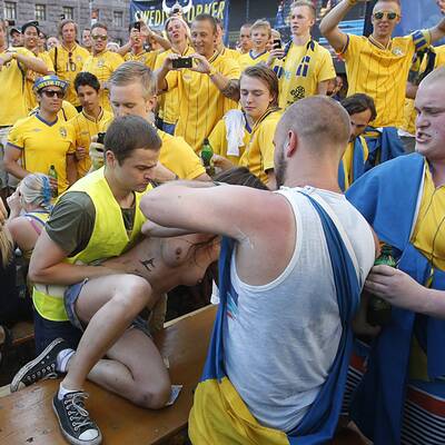 Nackt-Protest vor Ukraine-Spiel