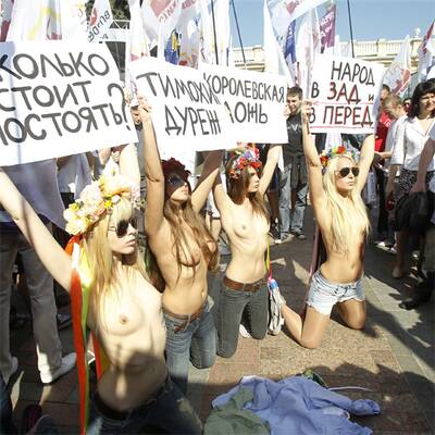Männer helfen Frauen bei Nackt-Protest