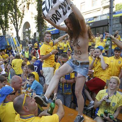 Nackt-Protest vor Ukraine-Spiel