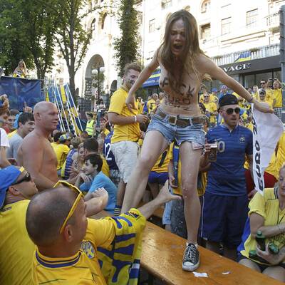 Nackt-Protest vor Ukraine-Spiel