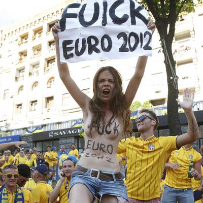 Nackt-Protest vor Ukraine-Spiel