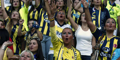 Frauen und Kinder füllen Fenerbahce-Arena