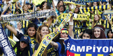 Frauen und Kinder füllen Fenerbahce-Arena