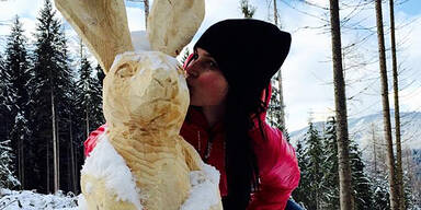 Skihase k&uuml;sst Osterhase