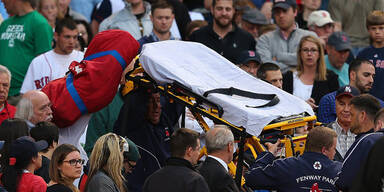 Frau von Baseball-Schläger getroffen