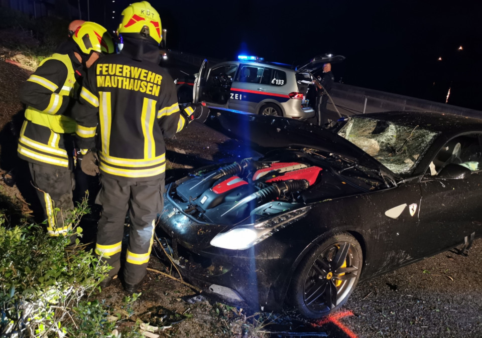 Lenker crasht 260.000-€-Ferrari in OÖ