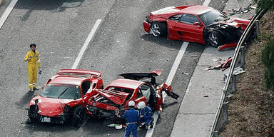 Massencrash mit elf Luxusautos 