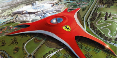 Das rote Zeltdach der Ferrari-World in Abu Dhabi ist 200.000 Quadratmeter groß. Bild: www.ferrariworld.com