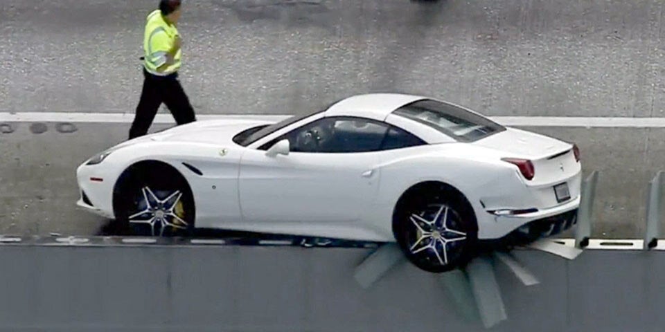 Teuren Ferrari auf Leitplanke „geparkt“