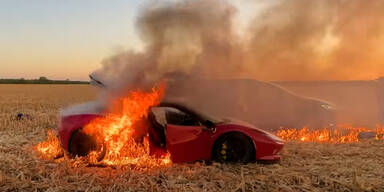US-Youtuber fackelt Ferrari in Maisfeld ab