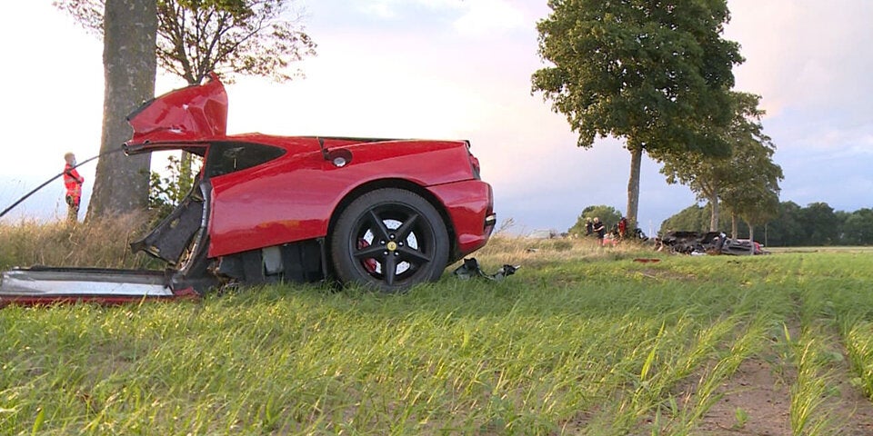 Ferrari bei Horror-Unfall in drei Teile zerfetzt