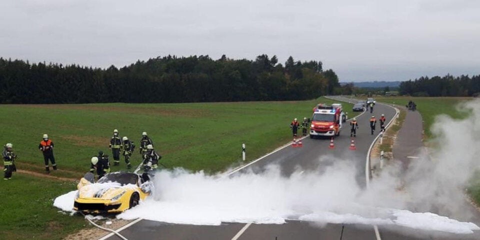 Ferrari fängt während der Fahrt Feuer