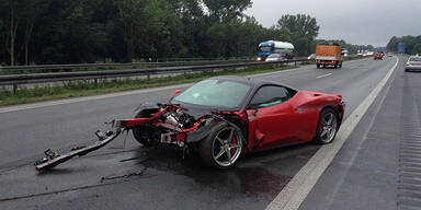 Mann (72) rast Ferrari zu Schrott