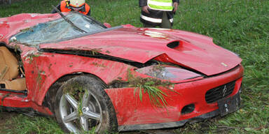 Ex-Skistar zertrümmert Ferrari