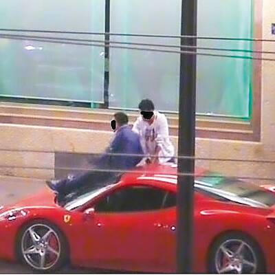 Hier wird ein Ferrari demoliert