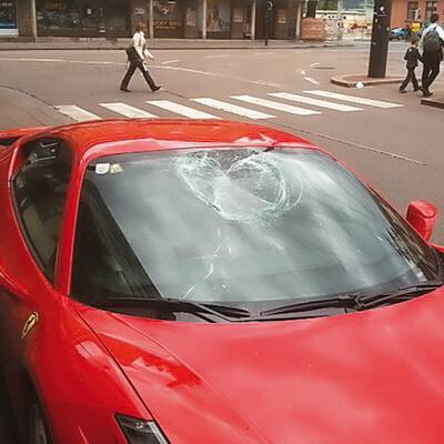 Hier wird ein Ferrari demoliert