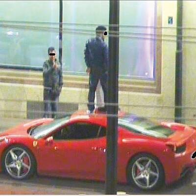 Hier wird ein Ferrari demoliert