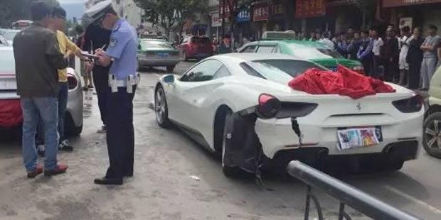 Ferrari 488 GTB schießt Ferrari 488 GTB ab