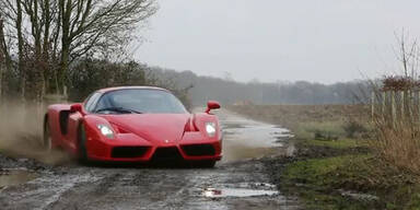 Video: Mit dem Ferrari Enzo ins Gelände