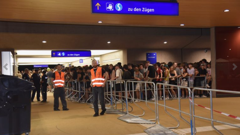Tausende Besucher sitzen nach Festival bei Wien fest