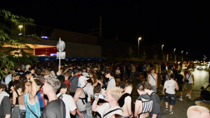 Tausende Besucher sitzen nach Festival bei Wien fest