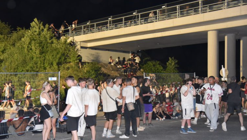 Tausende Besucher sitzen nach Festival bei Wien fest